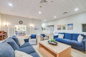 Apartment (3 Bedrooms) | Interior - 4 Mi to Saratoga Course! Resort-style Condo (Saratoga Springs)