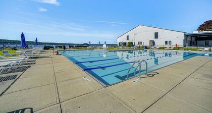 4 Mi to Saratoga Race Course! Resort-style Condo