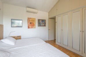 3 bedrooms, WiFi, bed sheets - Holiday Home 'Roques Brunes - Seva' with Mountain View, Wi-Fi and Air Conditioning (Seva)