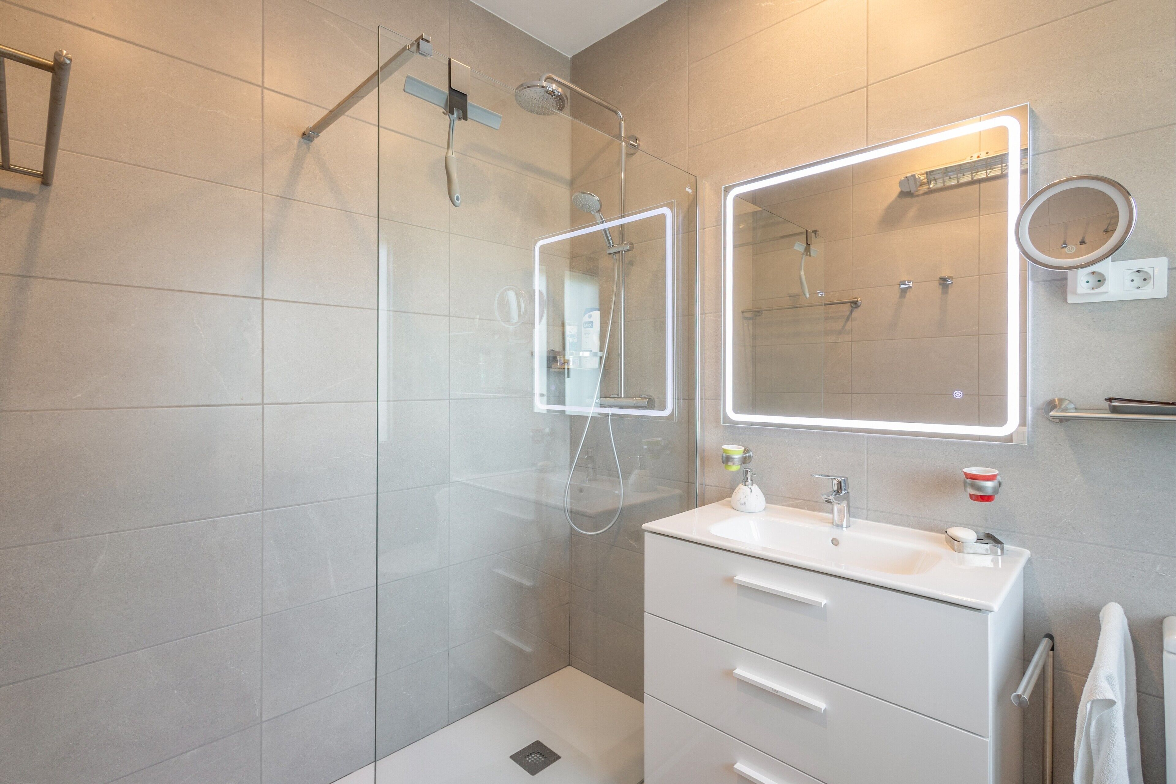 Een douche, een haardroger, handdoeken