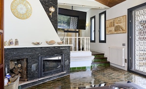 TV, fireplace