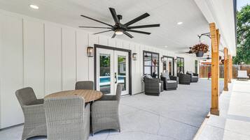 House (5 Bedrooms) | Interior