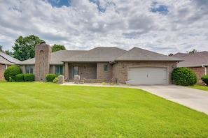 House (4 Bedrooms) | Interior - Explore Springfield! Spacious Family Home w/ Yard (Springfield)