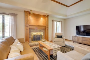 House (4 Bedrooms) | Interior - Explore Springfield! Spacious Family Home w/ Yard (Springfield)
