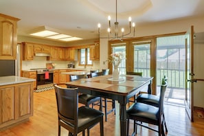 House (4 Bedrooms) | Interior - Explore Springfield! Spacious Family Home w/ Yard (Springfield)