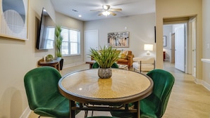 A dining area with a round table, green chairs, a ceiling fan, and a potted plant. - 2 Mi to Dtwn Crowley! Modern Escape w/ Pool Access (Crowley)