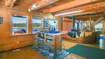 House (5 Bedrooms) | Interior
