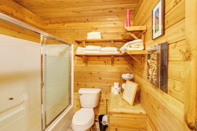 Family Friendly! Lakefront Sanctuary in Ogema