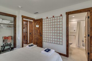 Interior - Hamilton Charm Place, 4 Bdrm, 2 Bath, Step-free (Hamilton)