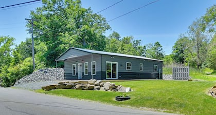 Steps to Mohawk River! Family Halfmoon Retreat