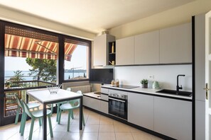 Wasserkocher mit Kaffee-/Teezubehör, Kühlschrank, Ofen, Geschirrspüler