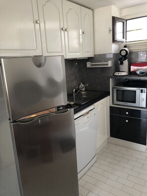 Coffee/tea maker, fridge, microwave, dishwasher - Apartment in Cap d'Agde, with a pool and parking (Agde)