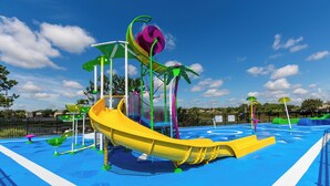 Ein Wasserpark mit einer gelben Rutsche, bunten Spielbereichen in Grün und Violett sowie einem blauen Poolbereich.