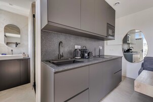 Cafetera/tetera, refrigerador, microondas, placa de cocina