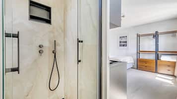 Apartment | Bathroom | Hair dryer, towels, shampoo