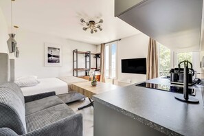 Apartemen | Ruang kerja ramah laptop, setrika/meja setrika, dan seprai linen