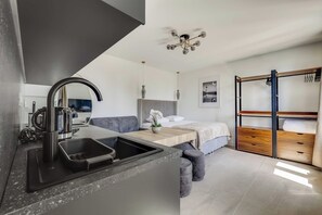 A modern kitchen with a sink, a coffee machine, and a countertop. - Modern Studio 3P - Aubervilliers (Aubervilliers)