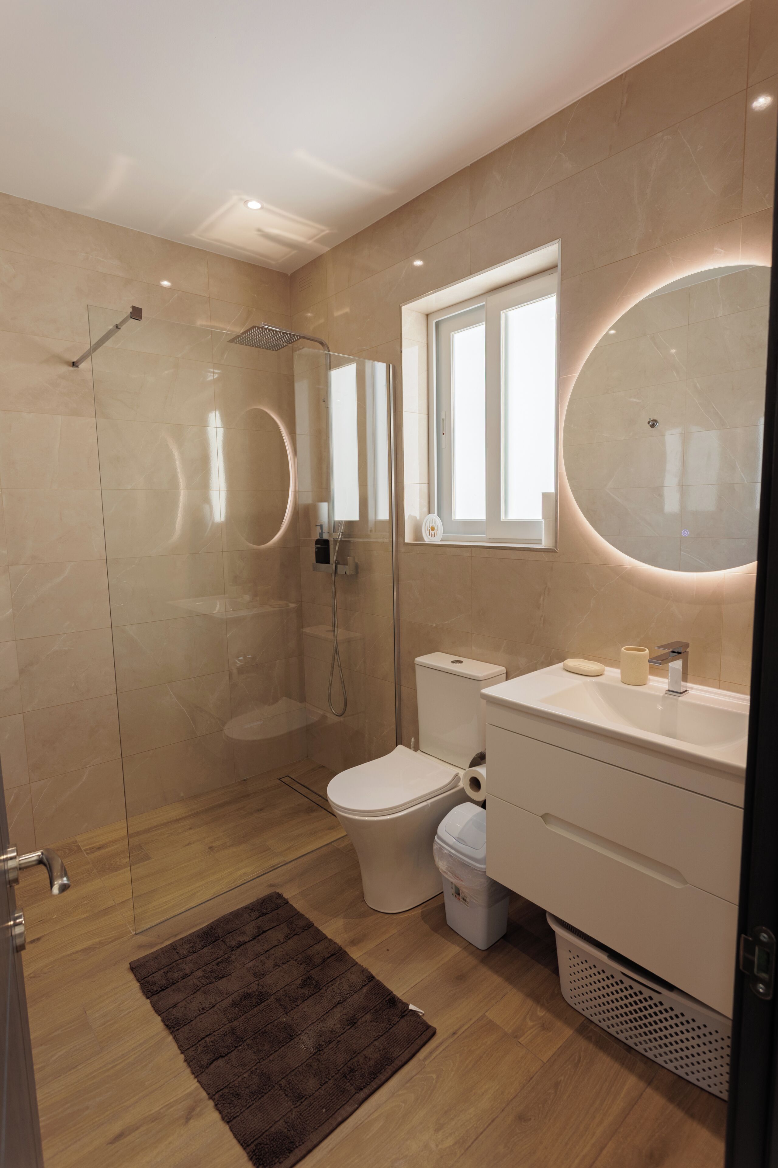 Douche, sèche-cheveux, serviettes fournies, savon