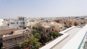 Un panorama urbà amb diversos estils d'edificis, incloent arquitectura moderna i tradicional, vist des d'un punt elevat.