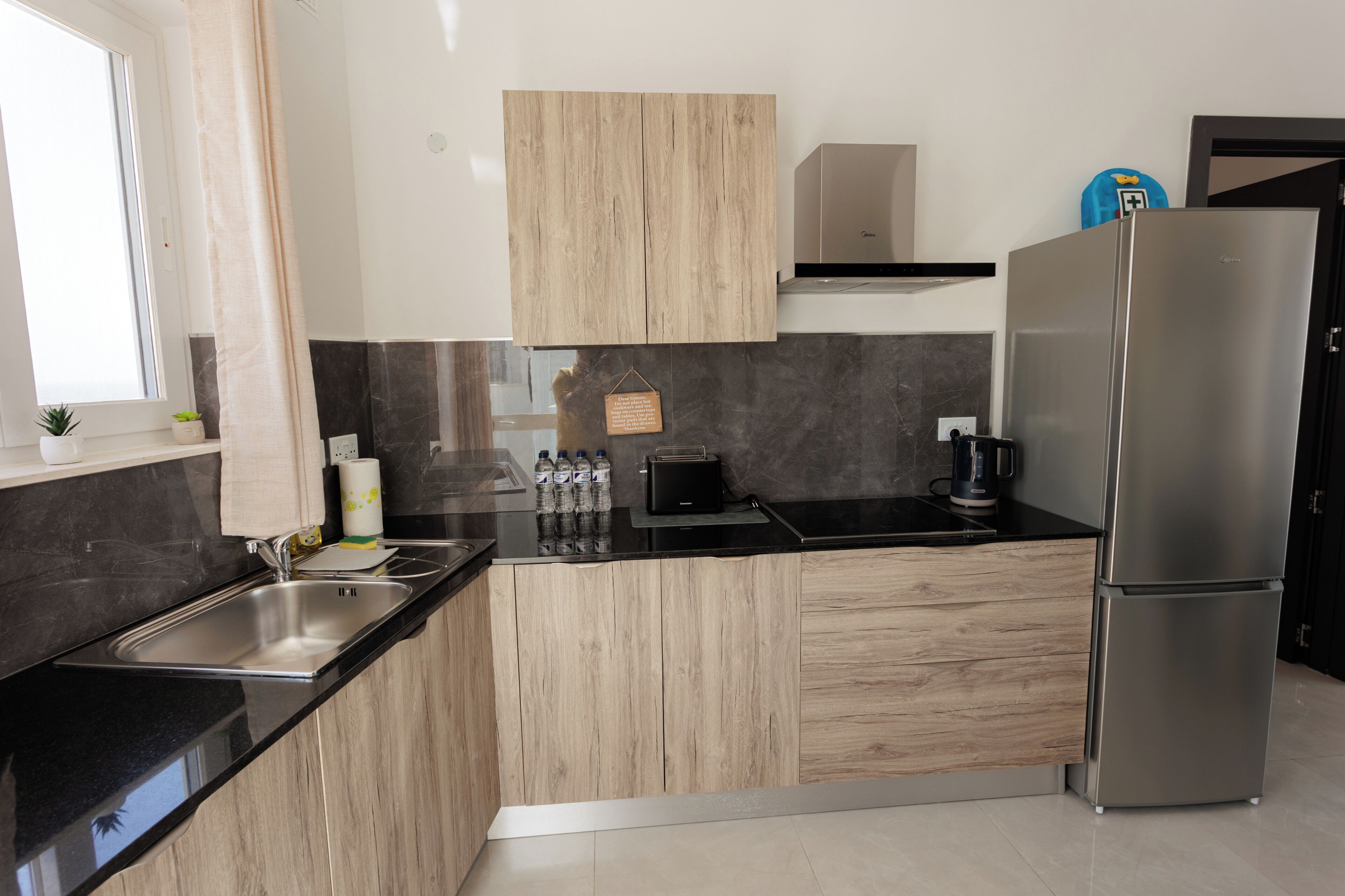 Fridge, oven, cookware/dishes/utensils, dining table