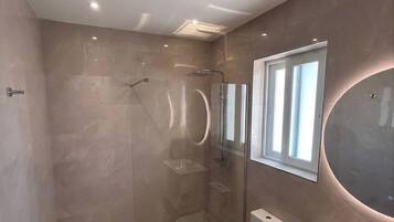Douche, sèche-cheveux, serviettes fournies, savon
