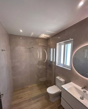 Shower, hair dryer, towels, soap - Cittadella 2BD Penthouse, Huge Terrace With View (San Ġiljan)