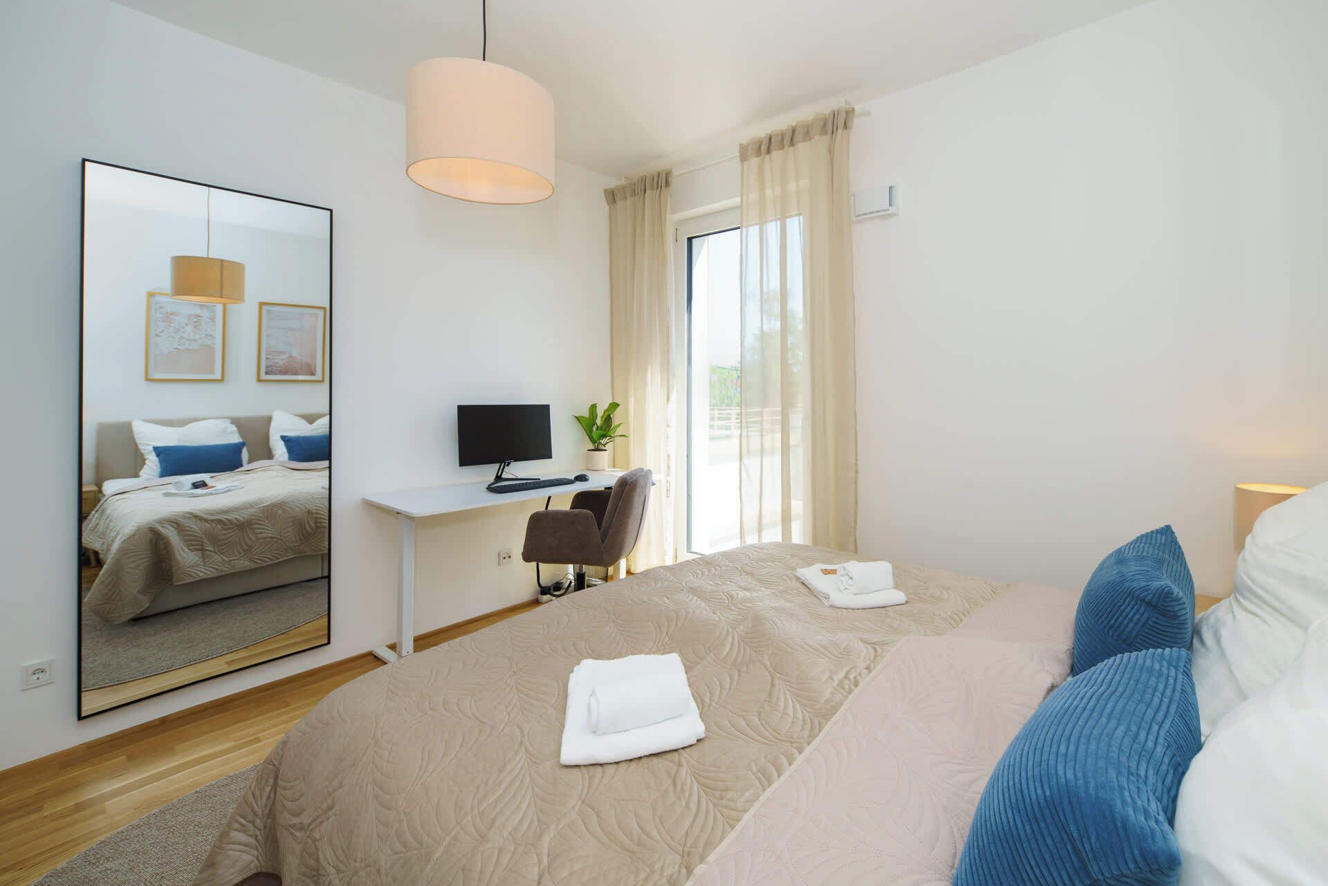 1 Schlafzimmer, Schreibtisch, Bügeleisen/Bügelbrett, Reisekinderbett