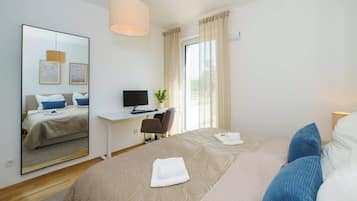 1 Schlafzimmer, Schreibtisch, Bügeleisen/Bügelbrett, Reisekinderbett