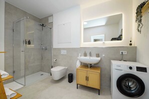 Dusche, Haartrockner, Handtücher, Shampoo