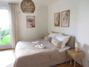 Schreibtisch, Bügeleisen/Bügelbrett, Reisekinderbett, WLAN