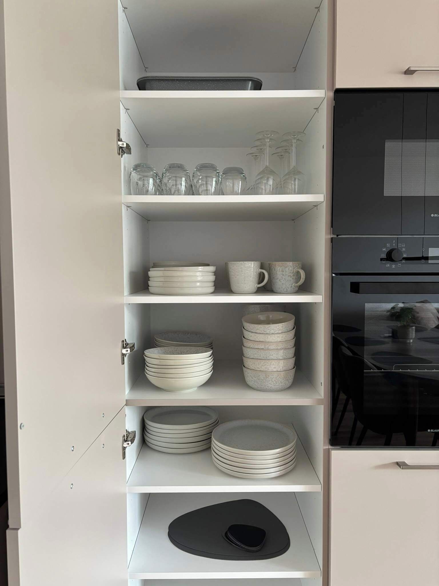 Wasserkocher mit Kaffee-/Teezubehör, Kühlschrank, Mikrowelle, Ofen