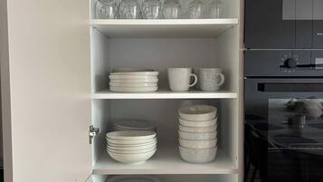 Wasserkocher mit Kaffee-/Teezubehör, Kühlschrank, Mikrowelle, Ofen