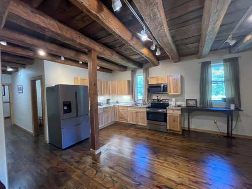 3-bedroom historic barn, near peaceful Suttons Bay with AC, and Views of the Bay