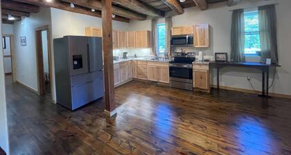 3-bedroom historic barn, near peaceful Suttons Bay with AC, and Views of the Bay