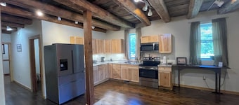 3-bedroom historic barn, near peaceful Suttons Bay with AC, and Views of the Bay