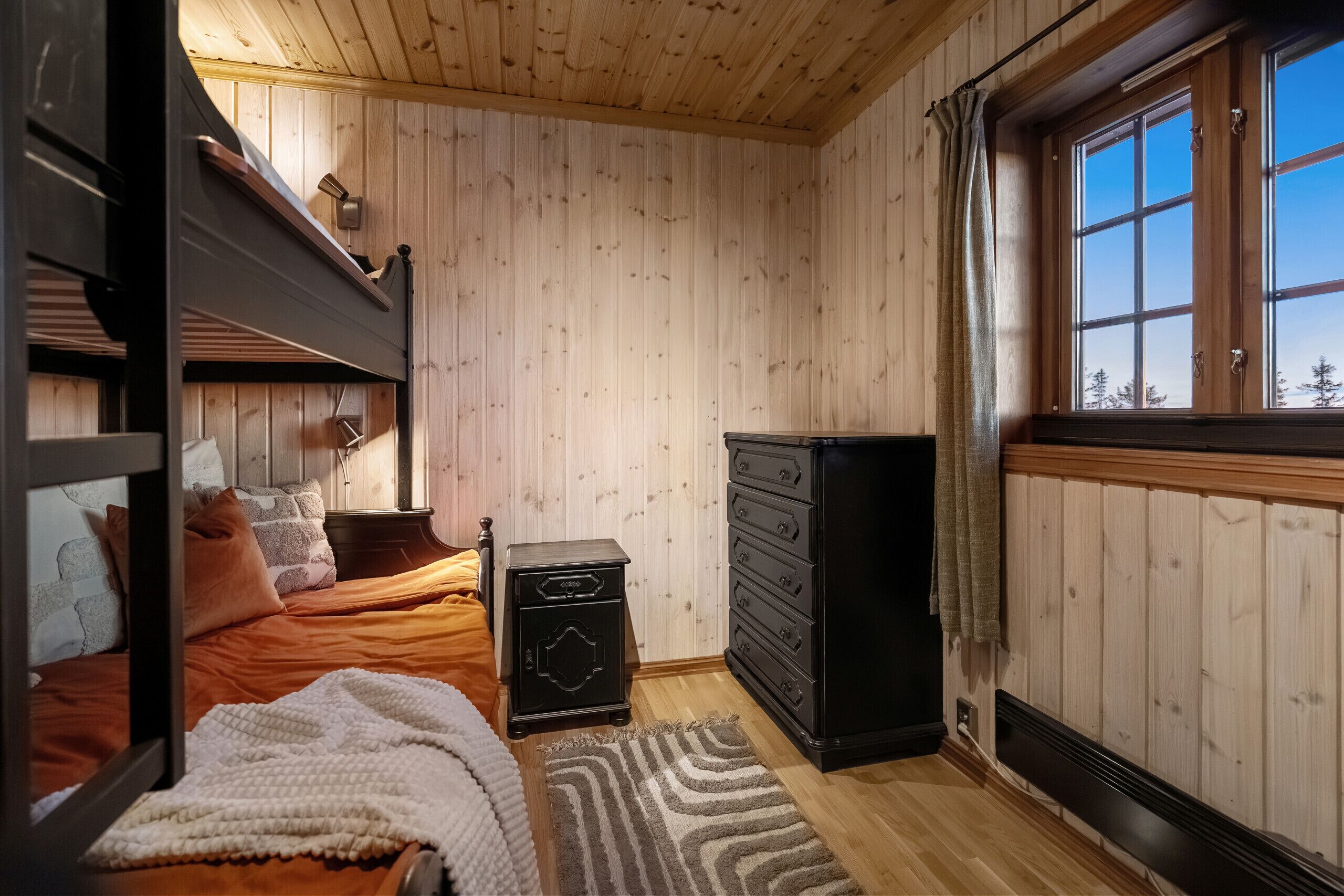 5 bedrooms, WiFi (free), bed sheets