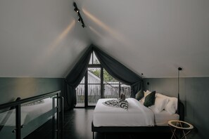 Desk, laptop workspace, blackout curtains, iron/ironing board - Orca Villas (Kabupaten Lombok Tengah)