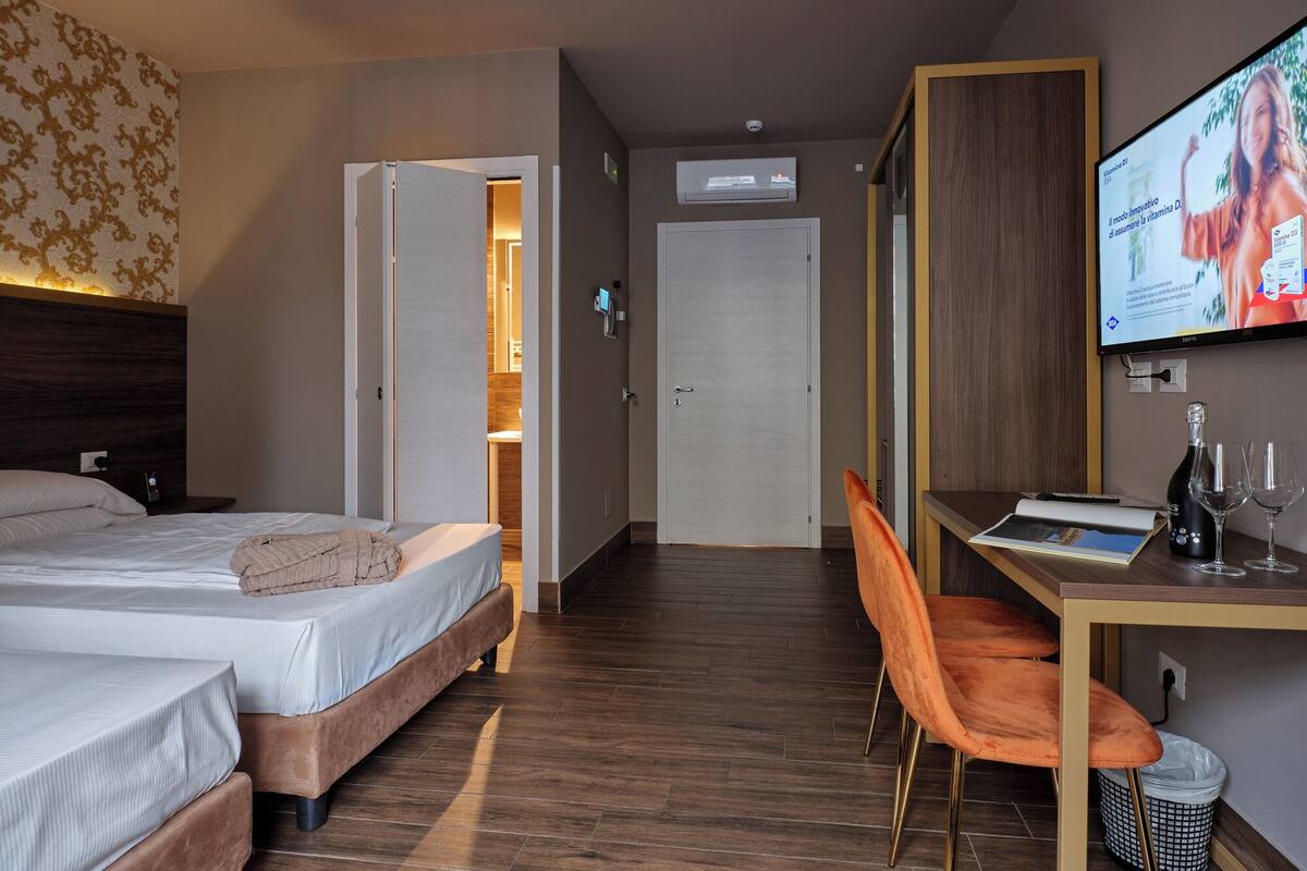 Habitación triple | Minibar, caja fuerte, escritorio y wifi gratis