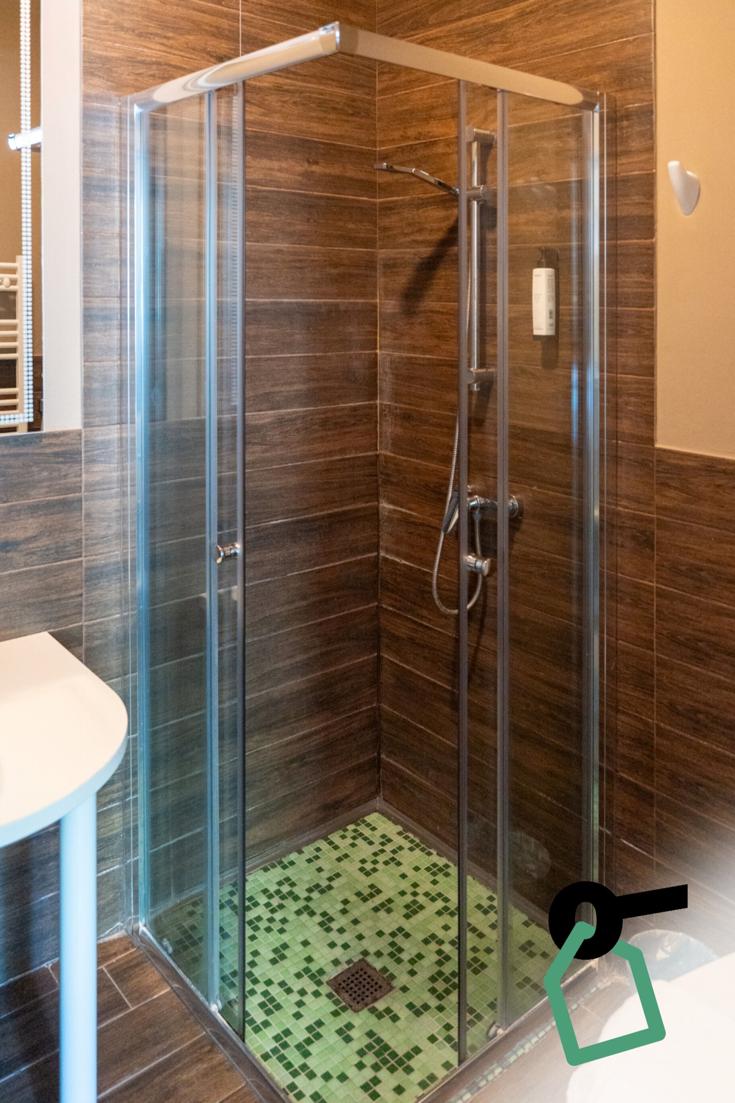 Camera tripla | Bagno | Doccia, asciugamani, carta igienica