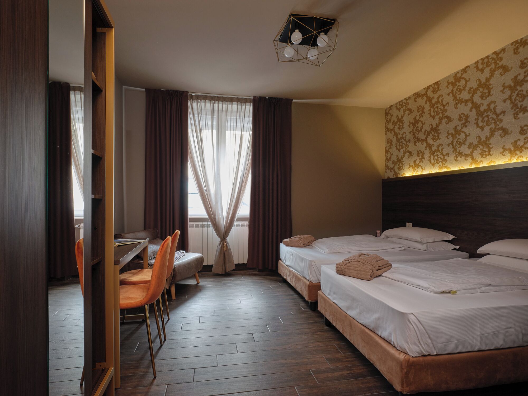 Triple Room | Minibar, in-room safe, desk, free WiFi