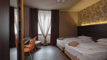 Dreibettzimmer | Minibar, Zimmersafe, Schreibtisch, kostenloses WLAN