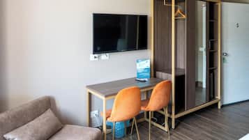 Dreibettzimmer | Minibar, Zimmersafe, Schreibtisch, kostenloses WLAN