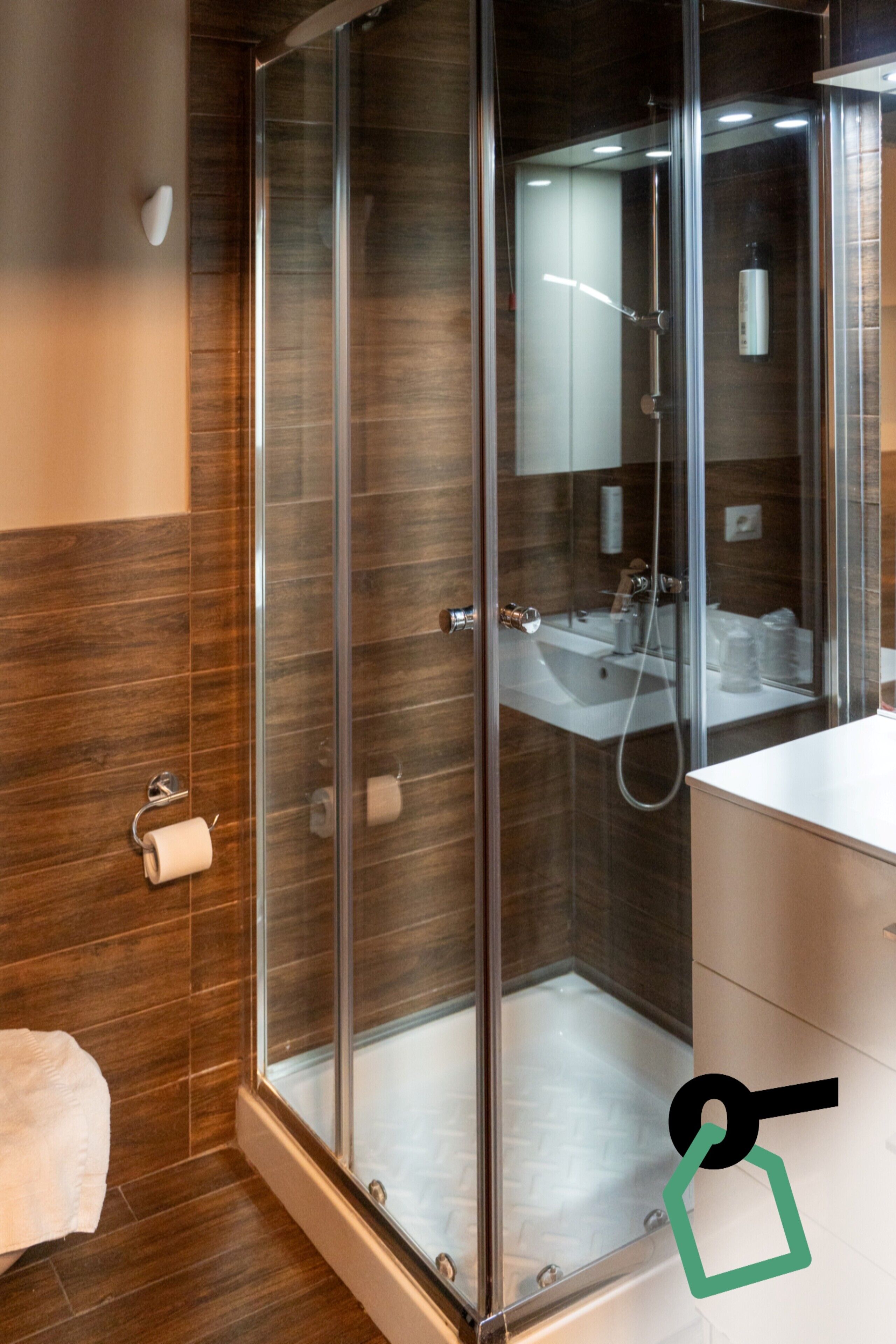 Doppia Superior | Bagno | Doccia, asciugamani, carta igienica