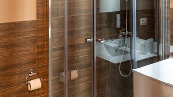 Doppia Superior | Bagno | Doccia, asciugamani, carta igienica