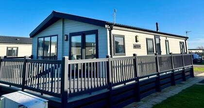 Luxury Lodge Sleeps 6 With Hot Tub and Parking