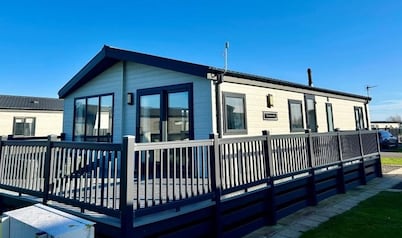 Luxury Lodge Sleeps 6 With Hot Tub and Parking