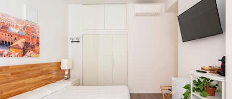 Iron/ironing board, free WiFi, bed sheets