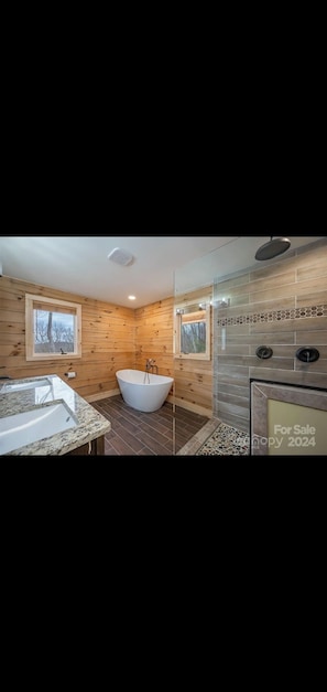 Douche, serviettes fournies, papier toilette