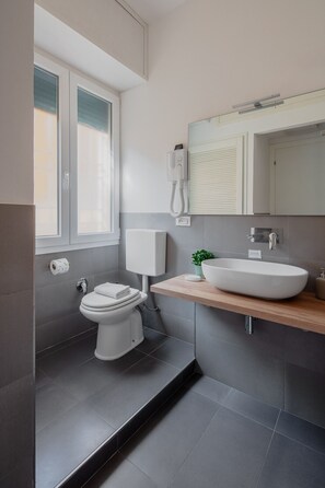 Shower, hair dryer, towels, soap - Arcimboldo Room by Wonderful Italy (Bologna)