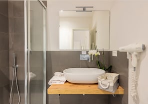 Een douche, een haardroger, handdoeken, zeep